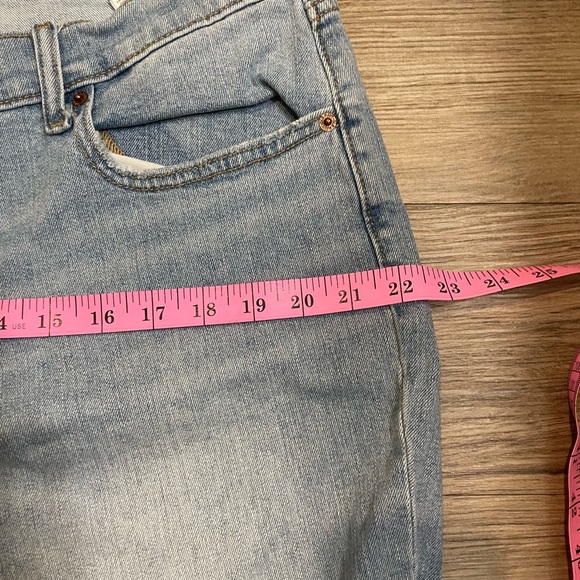 Old Navy Low-Rise Boyfriend Straight Cut-Off Jeans, size 16 Petite - Picture 7 of 10